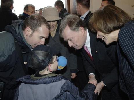 Bundespräsident Horst Köhler und seine Frau Eva Luise begrüßen einen kleinen Jungen während des Schlossrundgangs.