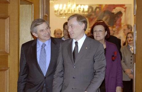 Bundespräsident Horst Köhler begrüßt Paul Wolfowitz, Präsident der Weltbank, zu einem Gespräch im Schloss Bellevue (dahinter: Heidemarie Wieczorek-Zeul, Bundesministerin für wirtschaftliche Zusammenarbeit und Entwicklung).