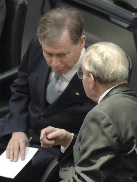 Bundespräsident Horst Köhler (l.) im Gespräch mit dem Publizisten und Holocaust-Überlebenden Ernst Cramer während der Gedenkstunde für die Opfer des Nationalsozialismus im Deutschen Bundestag.