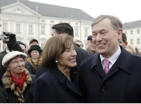 Bundespräsident Horst Köhler und seine Frau Eva Luise am 'Tag der offenen Tür' vor Schloss Bellevue, das nach anderthalbjähriger Renovierung wieder offizieller Amtssitz des Bundespräsidenten ist.