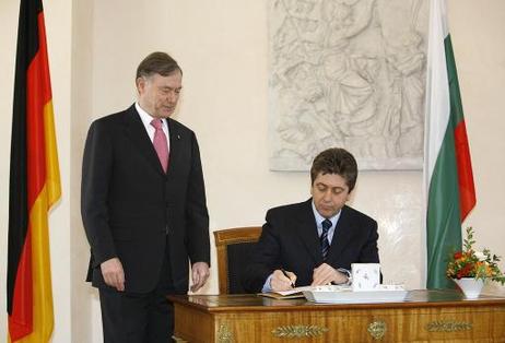 Bundespräsident Horst Köhler und Georgi Parvanov, Präsident Bulgariens (trägt sich in das Gästebuch ein), im Schloß Bellevue.