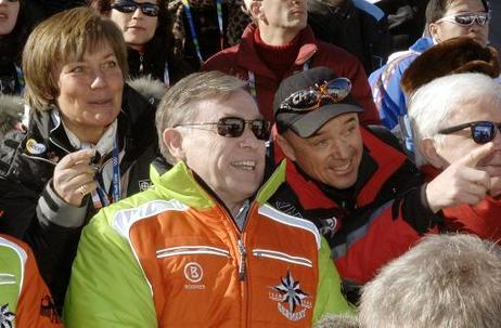 Bundespräsident Horst Köhler (M.) im Gespräch mit Rosi Mittermaier und Christian Neureuther während des 20-Kilometer Biathlon.