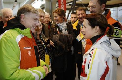 Bundespräsident Horst Köhler im Gespräch mit der Eissschnelläuferin Claudia Pechstein im Olympischen Dorf.