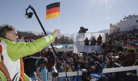 Bundespräsident Horst Köhler (mit deutschem Fähnchen) und seine Frau Eva Luise im Zieleinlauf des 20-Kilometer-Biathlon.