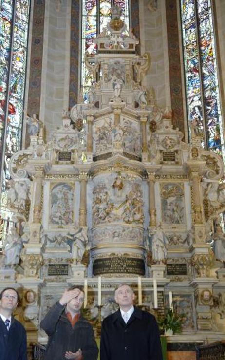 Bundespräsident Horst Köhler (r.) während einer Führung in der Marienkirche durch Küster Thomas Albrecht (M.) und Markus Ulbig, Oberbürgermeister von Pirna (l.).