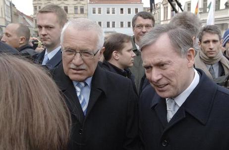 Bundespräsident Horst Köhler (r.) und Vaclav Klaus, Präsident Tschechiens, im Gespräch mit Jugendlichen auf dem Marktplatz, während eines Stadtrundganges.