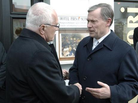 Bundespräsident Horst Köhler (r.) im Gespräch mit Vaclav Klaus, Präsident Tschechiens, während der Begrüßung.