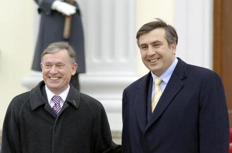 Bundespräsident Horst Köhler (l.) empfängt Micheil Saakaschwili, Staatspräsident von Georgien, vor Schloss Bellevue zu einem Gespräch.