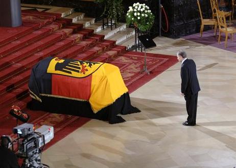 Bundespräsident Horst Köhler verneigt sich vor dem Sarg während des Staatsaktes im Berliner Dom, mit dem das Leben und Wirken von Alt-Bundespräsident Johannes Rau gewürdigt wird. Rund 1.500 Gäste aus dem In- und Ausland nehmen am ökumenischen Gottesdienst