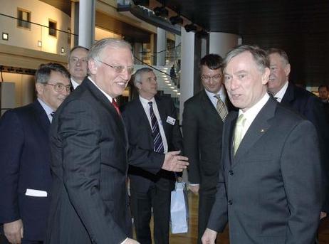 Bundespräsident Horst Köhler (r.) im Gespräch mit Günter Verheugen, Vizepräsident der Europäischen Kommission.