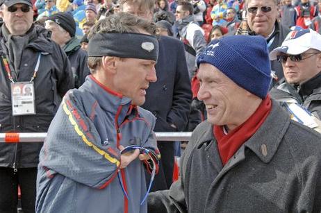 Bundespräsident Horst Köhler im Gespräch mit Josef Giesen (contergangeschädigt), Silbermedaillengewinner im Biathlon.