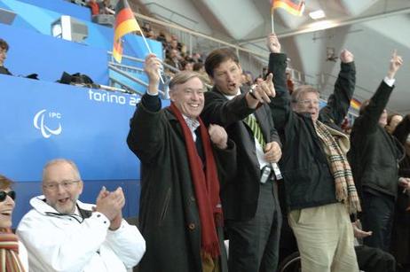 Bundespräsident Horst Köhler (l. mit Fähnchen) in der Eissporthalle Turin Esposizioni während eines Eishockeyspieles.