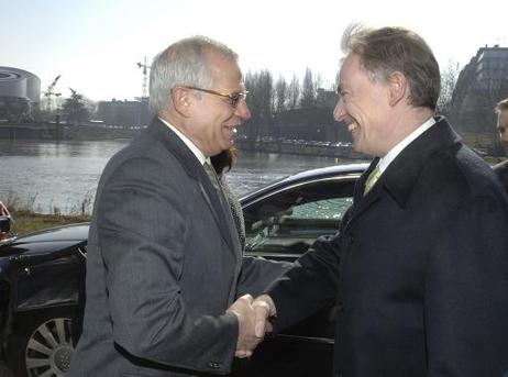 Bundespräsident Horst Köhler (r.) wird von Josep Borrell Fontelles, Präsident des Europäischen Parlaments, begrüßt.
