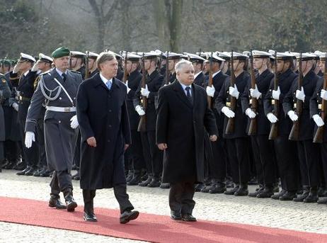 Bundespräsident Horst Köhler (r.) empfängt Lech Kaczynski, Staatspräsident Polens, mit militärischen Ehren im Schloss Bellevue. Im Mittelpunkt der Unterredung stehen aktuelle europäische und internationale Themen sowie die bilateralen Beziehungen.