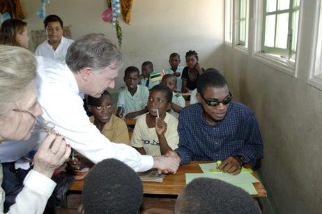 Bundespräsident Horst Köhler unterhält sich mit einem sehbehinderten Jungen über seine Erfahrungen im Unterricht.