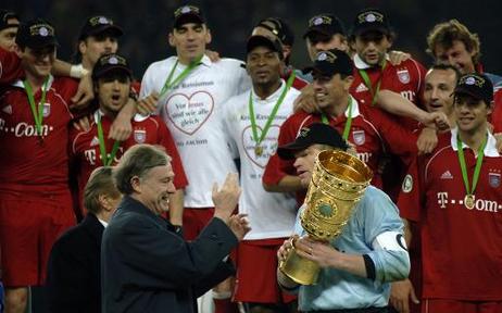Bundespräsident Horst Köhler während der Siegerehrung nach dem DFB-Pokalendspiel zwischen Bayern München und Eintracht Frankfurt (r.: Torwart Oliver Kahn mit dem Pokal).