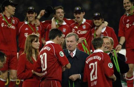 Bundespräsident Horst Köhler (l.) gratuliert den Spielern von Bayern München während der Siegerehrung nach dem DFB-Pokalendspiel gegen Eintracht Frankfurt (r.: Gerhard Mayer-Vorfelder, DFB-Präsident).