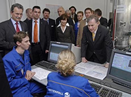 Bundespräsident Horst Köhler und seine Frau Eva Luise im Gespräch mit Auszubildenden der Firma Vattenfall im Kraftwerk Boxberg.