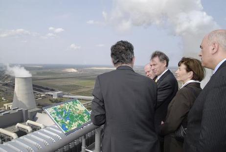 Bundespräsident Horst Köhler (M.) und seine Frau Eva Luise im Gespräch mit Reinhardt Hassa, Vorstandssprecher Vattenfall (l.), auf der Aussichtsplattform des Kraftwerks Boxberg (r.: Wolfgang Beyer, Betriebsleiter des Kraftwerks Boxberg).