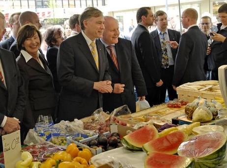 Bundespräsident Horst Köhler (M.) und seine Frau Eva Luise (l.) im Gespräch mit Georg Milbradt, Ministerpräsident Sachsens (r.), auf dem Wochenmarkt von Hoyerswerda.