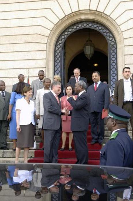 Bundespräsident Horst Köhler und seine Frau Eva Luise werden durch Eneas Comiche, Bürgermeister von Maputo, vor dem Rathaus begrüßt.