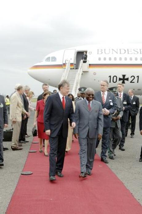 Bundespräsident Horst Köhler wird von Armando Emílio Guebuza, Präsident Mosambiks, auf dem Flughafen von Maputo begrüßt (i.H.: Airbus der Flugbereitschaft der Bundeswehr).