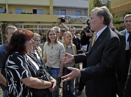 Bundespräsident Horst Köhler im Gespräch mit Einwohnern während eines Stadtrundganges.