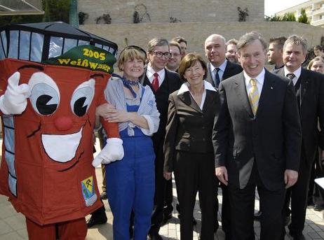 Bundespräsident Horst Köhler und seine Frau Eva Luise mit einem Wahrzeichen der Stadt, dem Wasserturm, während eines Rundgangs durch Weißwasser.