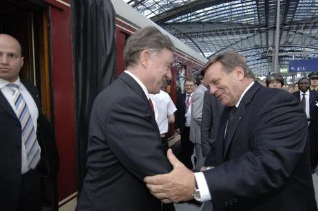 Bundespräsident Horst Köhler wird von Hartmut Mehdorn, Vorstandsvorsitzender der Deutschen Bahn AG (r.), auf dem neuen Hauptbahnhof begrüßt (i.H.: Weltmeisterzuges von 1954).