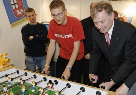 Bundespräsident Horst Köhler spielt mit Jugendlichen Tischfußball.