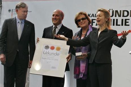 Bundespräsident Horst Köhler (l.) auf dem Internationalen Tag der Familie (v.r.: Ursula von der Leyen, Bundesministerin für Familie; Senioren, Frauen und Jugend; Silvia Kaut, Bürgermeisterin von Wuppertal; Tessen von Heydebreck, Vorstandsmitglied der Deut