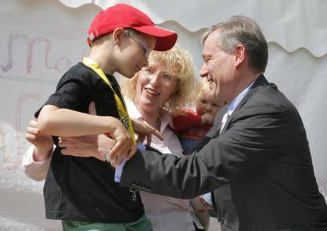 Bundespräsident Horst Köhler auf dem Internationalen Tag der Familie auf der Museumsinsel mit Siegrid Rolfers und Sohn Marcel.