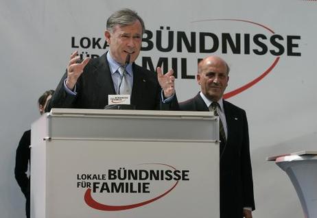 Bundespräsident Horst Köhler während seiner Rede auf dem Internationalen Tag der Familie (r.: Tessen von Heydebreck, Vorstandsmitglied der Deutschen Bank). Unter dem Motto 'Jetzt ist Familie drin' wurde er in diesem Jahr in Deutschland zum ersten Mal mit 