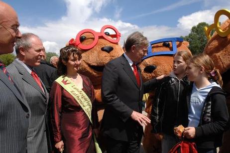 Bundespräsident Horst Köhler im Gespräch mit zwei Mädchen beim Rundgang über das Gelände der Landesgartenschau in Rathenow (3.v.l.: Gartenschaukönigin Bianca Eichler).