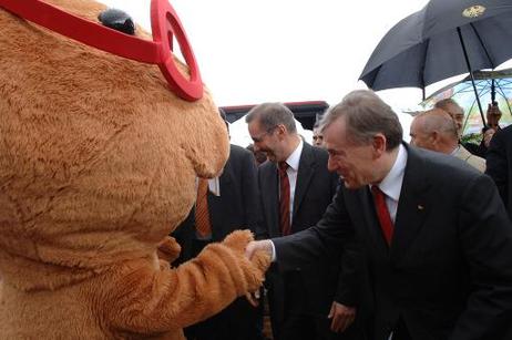 Bundespräsident Horst Köhler begrüßt auf dem Gelände der Landesgartenschau in Rathenow das Maskottchen Opti (l.: Matthias Platzeck, Ministerpräsident Brandenburgs)