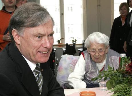 Bundespräsident Horst Köhler im Gespräch mit Bewohnern des St. Elisabeth-Stiftes. Die St. Elisabeth-Stiftung feiert 2006 ihr 150jähriges Bestehen.