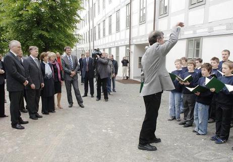 Bundespräsident Horst Köhler (2.v.l.) und seine Frau Eva Luise während eines Rundgangs durch die Franckeschen Stiftungen (l.: Thomas Müller-Bahlke, Direktor der Franckeschen Stiftungen; 2.v.r.: Ingrid Häußler, Oberbürgermeisterin von Halle; r.: Jan-Hendri