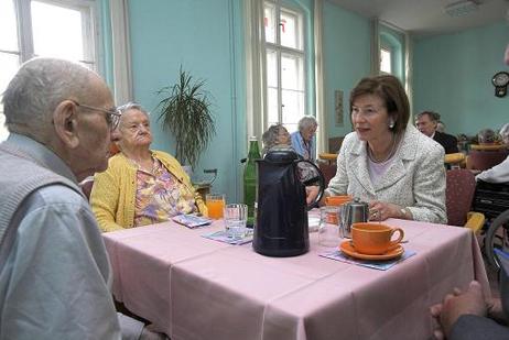 Bundespräsident Horst Köhler (hinten) und seine Frau Eva Luise im Gespräch mit Bewohnern des St. Elisabeth-Stiftes. Die St. Elisabeth-Stiftung feiert 2006 ihr 150jähriges Bestehen.