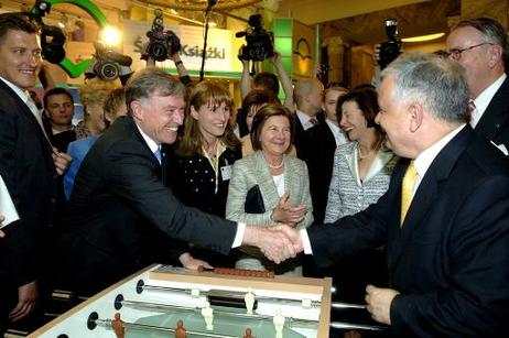 Bundespräsident Horst Köhler und Lech Kaczynski, Präsident Polens, (gratulieren sich nach einem Tischfußballspiel) beim Rundgang über die Buchmesse.