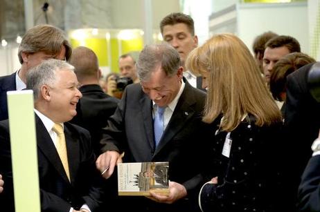 Bundespräsident Horst Köhler (M.) signiert sein Buch auf der Buchmesse (l.: Lech Kaczynski, Präsident Polens).