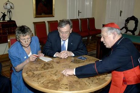 Bundespräsident Horst Köhler (M.) im Gespräch mit dem Primas von Polen, Kardinal Józef Glemp, in dessen Residenz.