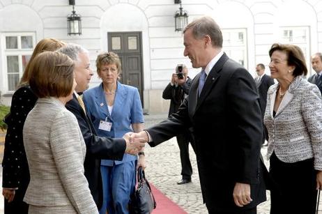 Bundespräsident Horst Köhler (r.) und seine Frau Eva Luise werden von Lech Kaczynski, Präsident Polens und seiner Frau Maria vor dem Präsidentenpalast begrüßt.