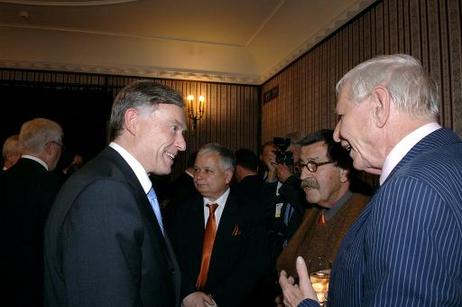 Bundespräsident Horst Köhler (l.) im Gespräch mit Günter Grass (2.v.r.) und Hans Magnus Enzensberger in der Nationalphilharmonie (M.: Lech Kaczynski, Präsident Polens).