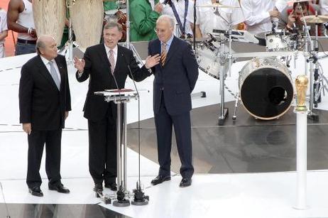 Bundespräsident Horst Köhler (M.) eröffnet die Fußball-WM 2006 in München (l.: Josef Blatter Präsident der FIFA; r.: Franz Beckenbauer, Präsident des Organisationskomitees der Fußball-WM).