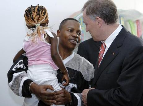 Bundespräsident Horst Köhler im Gespräch mit Herrn Nicolou aus Angola in der Kinder- und Jugendabteilung des Behandlungszentrums für Folteropfer in Moabit.