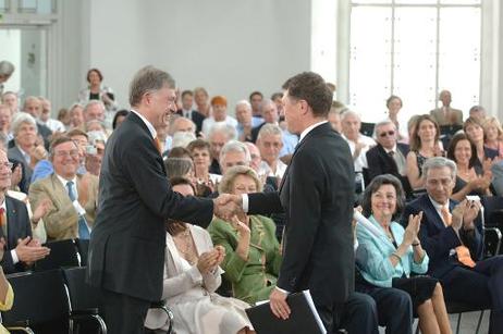 Bundespräsident Horst Köhler (l.) gratuliert Wolfgang Büscher, Schriftsteller und Journalist, zum Ludwig-Börne-Preis 2006.
