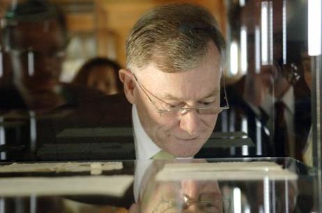 Bundespräsident Horst Köhler während eines Rundgangs durch das Literaturmuseum Marbach.