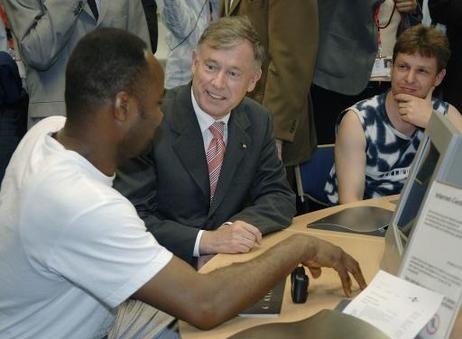 Bundespräsident Horst Köhler (M.) im Gespräch mit einem Kunden beim Rundgang durch die Agentur für Arbeit in Duisburg.