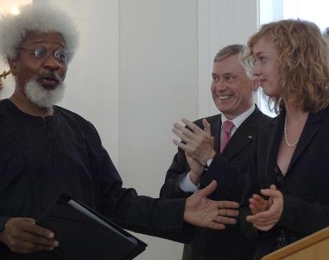 Bundespräsident Horst Köhler (M.) mit Wole Soyinka, nigerianischer Literatur-Nobelpreisträger, nach der Verleihung des Weilheimer Literaturpreises.