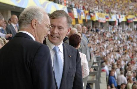 Bundespräsident Horst Köhler (r.) im Gespräch mit Franz Beckenbauer, Präsident des Organisationskomitees zur Fußball-WM (l.), im Berliner Olympiastadion beim Vorrundenspiel der Fußball-Weltmeisterschaft Deutschland-Ecuador.